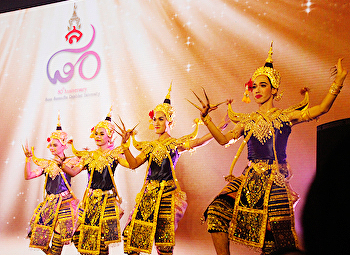 Thai dance student Performances at the
opening ceremony of the 80th anniversary
of Suan Sunandha