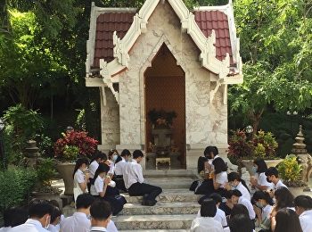 อาจารย์ ดร.พีระพล ชัชวาลย์
นำนักศึกษา'นิเทศศิลป์
เรียนรู้ประวัติศาสตร์ศิลป์ภายในบริเวณมหาวิทยาลัย