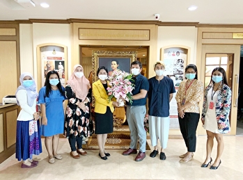 คณบดี รองคณบดี อาจารย์ และเจ้าหน้าที่
มอบแจกันดอกไม้ในวันคล้ายวันเกิดรองอธิการบดีฝ่ายวิชาการ