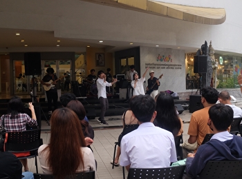 วง MumAyoy นักศึกษาจากสาขาวิชาดนตรี
แสดงดนตรีในงาน Street Music @BACC