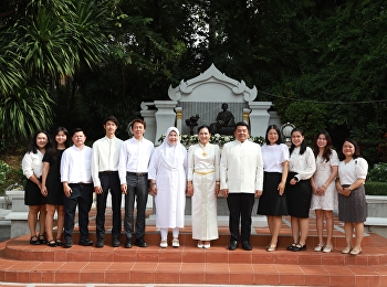 Executives and staff of the Faculty of
Fine Arts joined the ceremony to pay
homage to Her Majesty Queen Sunandha
Kumariratana on the occasion of her
165th birthday anniversary.