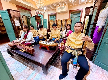 A performance by a mixed string ensemble
and khim (Thai zither).