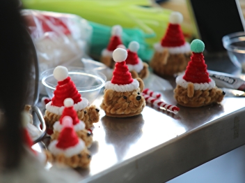 Community product development project to
promote sales in communities around
Samsen Road, Bangkok.