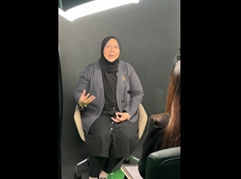 Kaew Chao Chom Online, Associate Dean
for Administration, Faculty of Fine and
Applied Arts