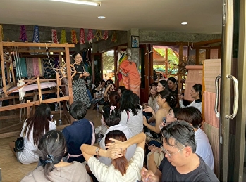 สาขาวิชาการออกแบบแฟชั่นและสไตล์ลิ่ง
คณะศิลปกรรมสาสตร์
มหาวิทยาลัยราชภัฏสวนสุนันทา
จัดโครงการฝึกปฏิบัติการวิชาชีพ
เสริมทักษะการออกแบบสิ่งทอพื้นเมือง ณ
จังหวัดสิงห์บุรี