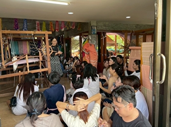 The Fashion Design and Styling
Department, Faculty of Fine Arts, Suan
Sunandha Rajabhat University, organized
a professional practice project to
enhance skills in designing local
textiles in Singburi Province.