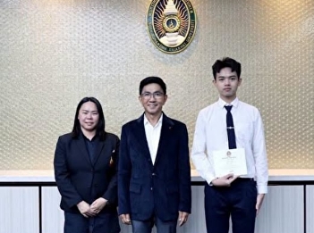Students from the Faculty of Fine Arts
received certificates of honor from the
University Council.