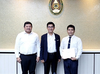 นักศึกษาคณะศิลปกรรมศาสตร์เข้ารับเกียรติบัตรเชิดชูเกียรติ
จากสภามหาวิทยาลัย